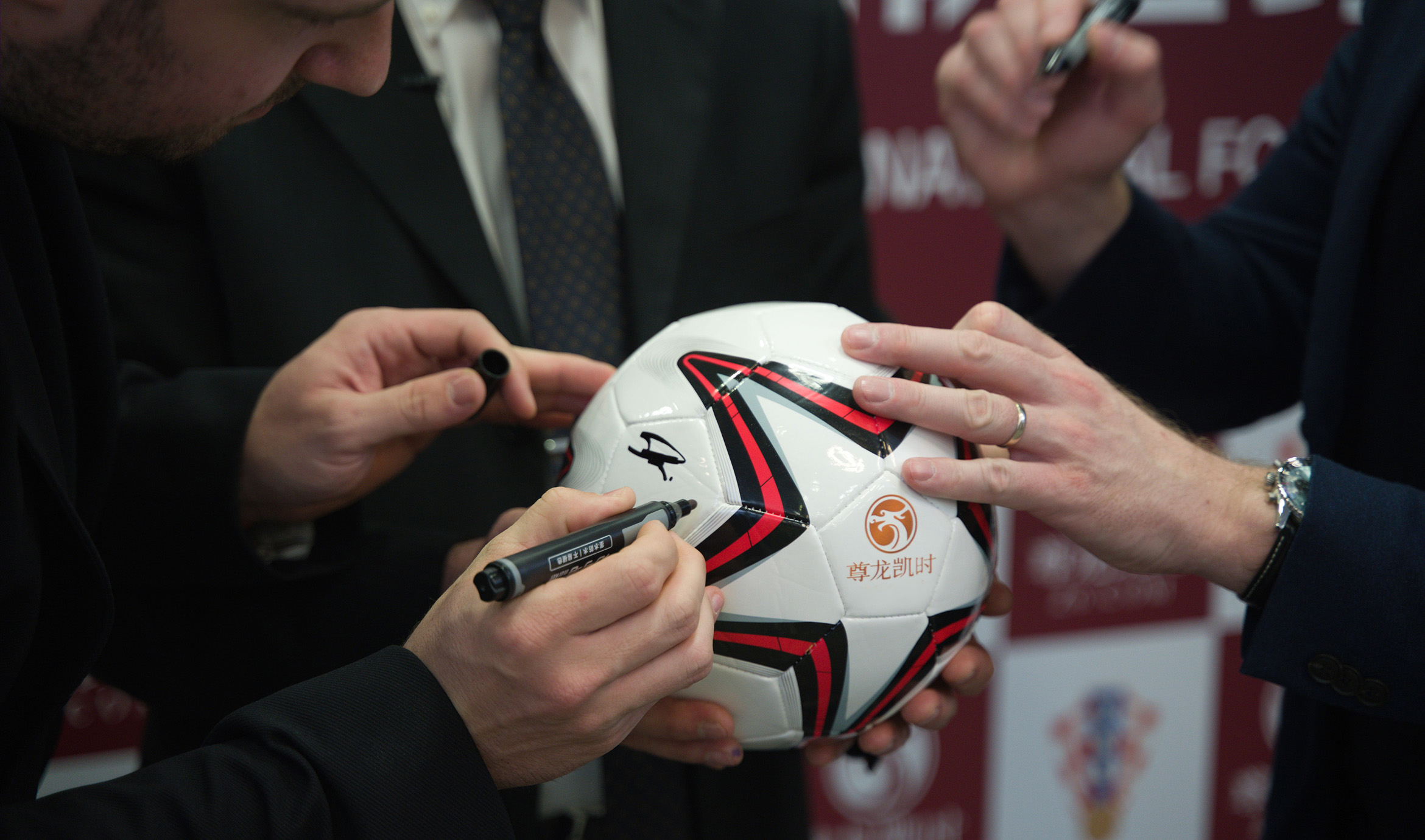 尊龙凯时:NFL中的经典进攻与防守,如何在赛场上做到攻守兼备?